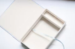 Caja para fotos y espacio para pendrive