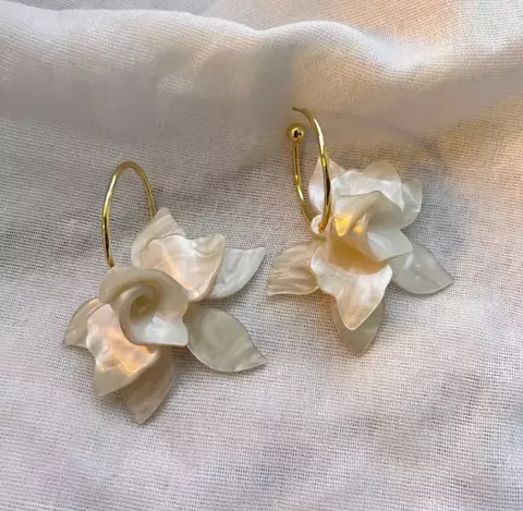 Aros A101151 Argollita con Flor Marfil - comprar online