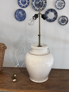 Base de lampara de loza blanca y bronce (filete dorado) altura total 76 cm