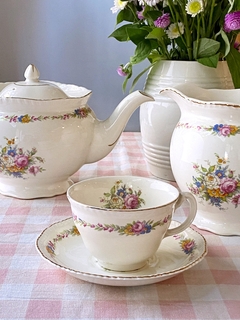 Taza de té con plato de loza inglesa Woods Ivory