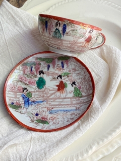 Taza de té con plato de porcelana japonesa cáscara de huevo