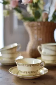 Taza de té con plato de loza inglesa Wilkinson marfil y dorado