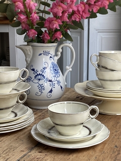 Trío de té de loza inglesa Grindley creampetal marfil y plateado (taza de té, plato de taza y plato de postre)