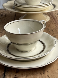 Trío de té de loza inglesa Grindley creampetal marfil y plateado (taza de té, plato de taza y plato de postre) - comprar online