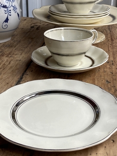 Trío de té de loza inglesa Grindley creampetal marfil y plateado (taza de té, plato de taza y plato de postre) en internet
