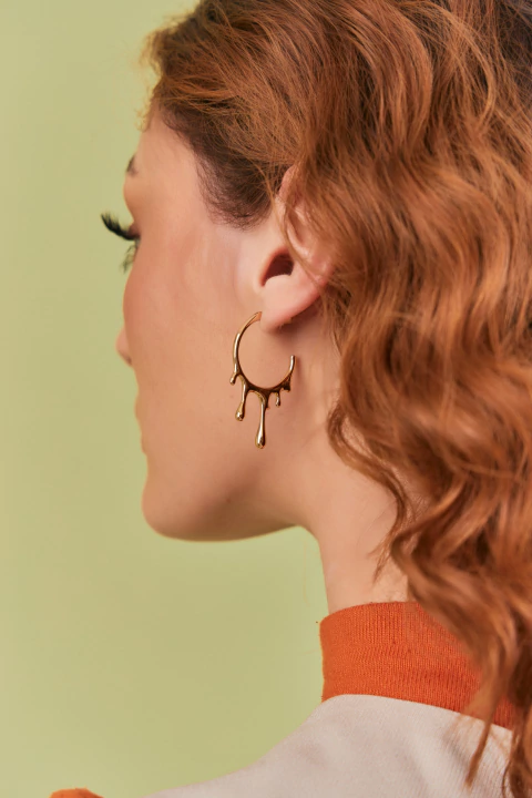 argola gota derretida dourado - comprar online