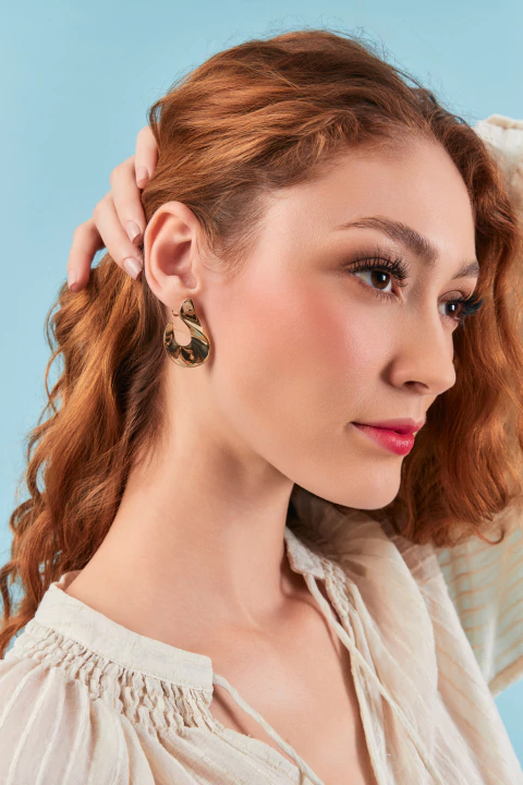 brinco gota torcida vazada dourado - comprar online