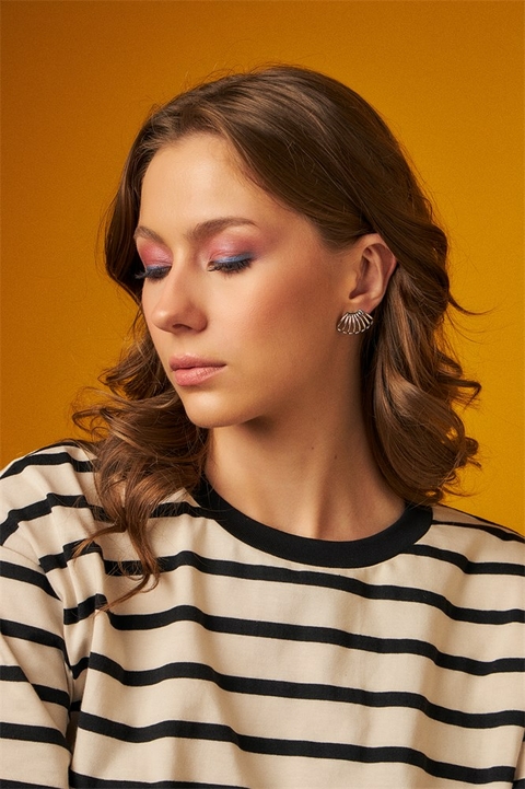 brinco liso vazado prateado