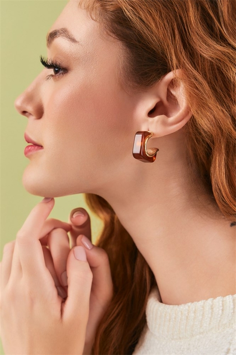 argola dourada com resina marmorizada marrom