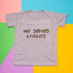 Remera No somos amigos Gris