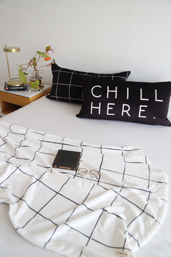 Almohadón Chill Here Negro / Cuadrillé Rectangular
