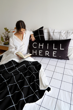 Almohadón Chill Here Negro / Cuadrillé Rectangular - tienda online