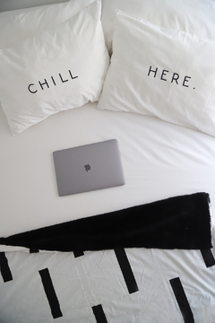 Fundas de Almohada Blanco Chill Here Negro - Outlet