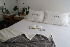 Fundas de Almohada Blanco Chill Here Negro - Outlet en internet