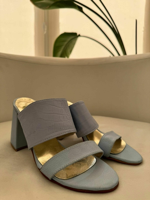 SANDALIA CROCO CIELO
