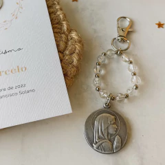Llavero mosquetón con peritas y medalla