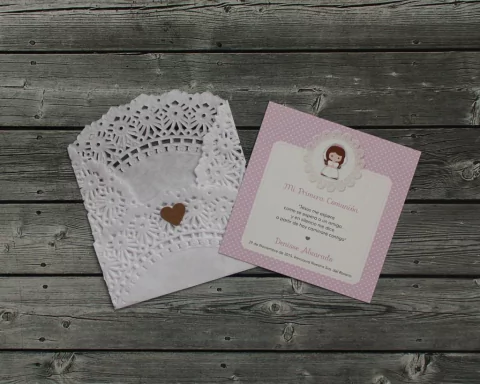 Estampita Nena rosa con sobre de blondas - comprar online