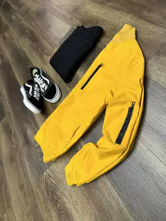 CHAQUETA ROMPEVIENTOS AMARILLA en internet