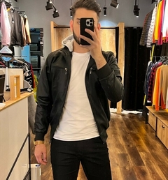 CHAQUETA ECOCUERO NEGRA CON CAPOTA - comprar online