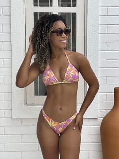 Conjunto Biquíni cortininha com calcinha levanta bumbum, lilás com folhas verdes REF 38812