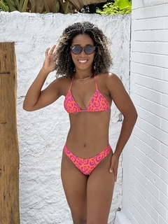 Biquíni calcinha borboleta marcas de onça rosa com fundo laranja REF 42666