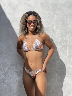 Conjunto Biquíni cortininha com calcinha levanta bumbum, estampa oriental com folhas REF 39017