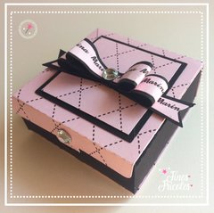 Caixa com borda e laço personalizado (12 unidades)