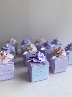 Caixa cubo 6x6x6cm com flor e nome metalizado (12 unidades) - comprar online