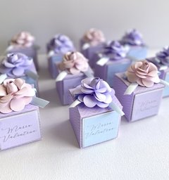 Caixa cubo 6x6x6cm com flor e nome metalizado (12 unidades)