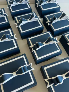 Caixa com borda 4 doces/bombons - com laço(12 unidades)