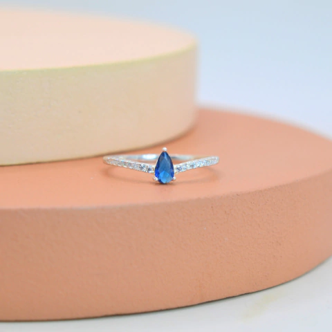 Anel Ponto de Luz Azul Gota e Meia Aliança V Cravejada - Prata 925