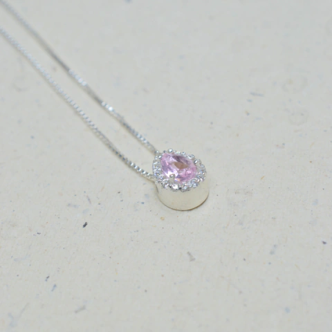 Colar Ponto de Luz Rosa Claro Gota Borda Cravejada - 9 mm X 6 mm X 4 mm