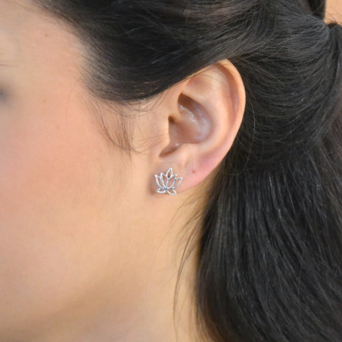 Brinco Flor de Lótus Vazado - Prata 925 - comprar online