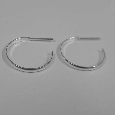 Brinco Meia Argola Lisa Fio Meia Cana 2 mm
