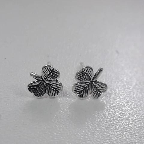 Brinco Trevo Envelhecido - 6 mm X 6 mm X 1 mm