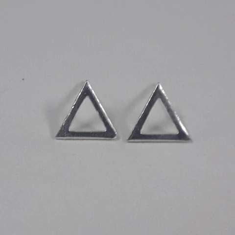 Brinco Triangulo Vazado Borda Chapada - 8 mm X 8 mm X 1.5 mm
