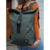 Mochila Arya de color verde, con cierre y tirantes, utilizada por una modelo.