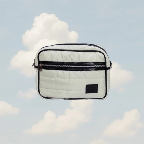 Bandolera Saori color blanco con detalles en negro y cierre frontal con cremallera. Cloud dancer