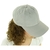 Gorra deportiva gris vista lateral con visera, sobre una mujer con cabello rizado.