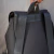 Detalle de la mochila Hali simil neoprene, enfocándose en las correas y el diseño moderno.
