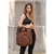 Bolso de pádel marrón con un diseño moderno, llevado por una mujer en ropa deportiva, ideal para el verano.