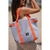 Bolso playero de color gris con asas naranjas, usado por una mujer en la playa.