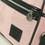 Detalle de la bandolera Saori - Sasha en color rosa, con cierre y logotipo de la marca Neo Bag.