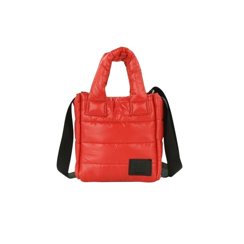 Bandolera Gaia  de color rojo, estilo acolchado, con asas cortas y correa larga ajustable.