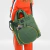 Bolso de pádel verde con detalles amarillos, llevado por una mujer con un atuendo rojo. Incluye un espacio para una pala de pádel.