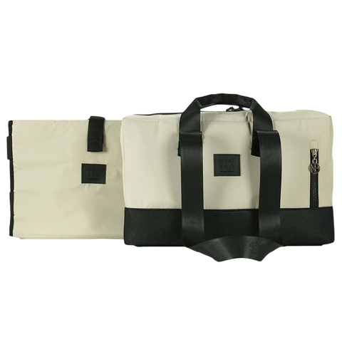 Tote bag en color beige con asas negras y un sobre porta notebook, ideal para llevar laptop y accesorios.