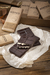 Tableta 70% cacao rellena con pasta de maní