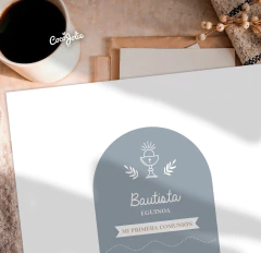 Invitaciones, banderines y piezas imprimibles en tonos neutros con un estilo elegante y minimalista. Ideal para una Primera Comunión sofisticada, cuidada en cada detalle para que las fotos de tu celebración luzcan impecables.