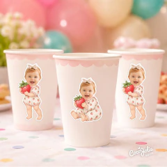 Topper Frutillita personalizado decorando vasos de fiesta infantil"