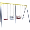 Balanço de ferro quadruplo com cadeiras em um parque infantil.